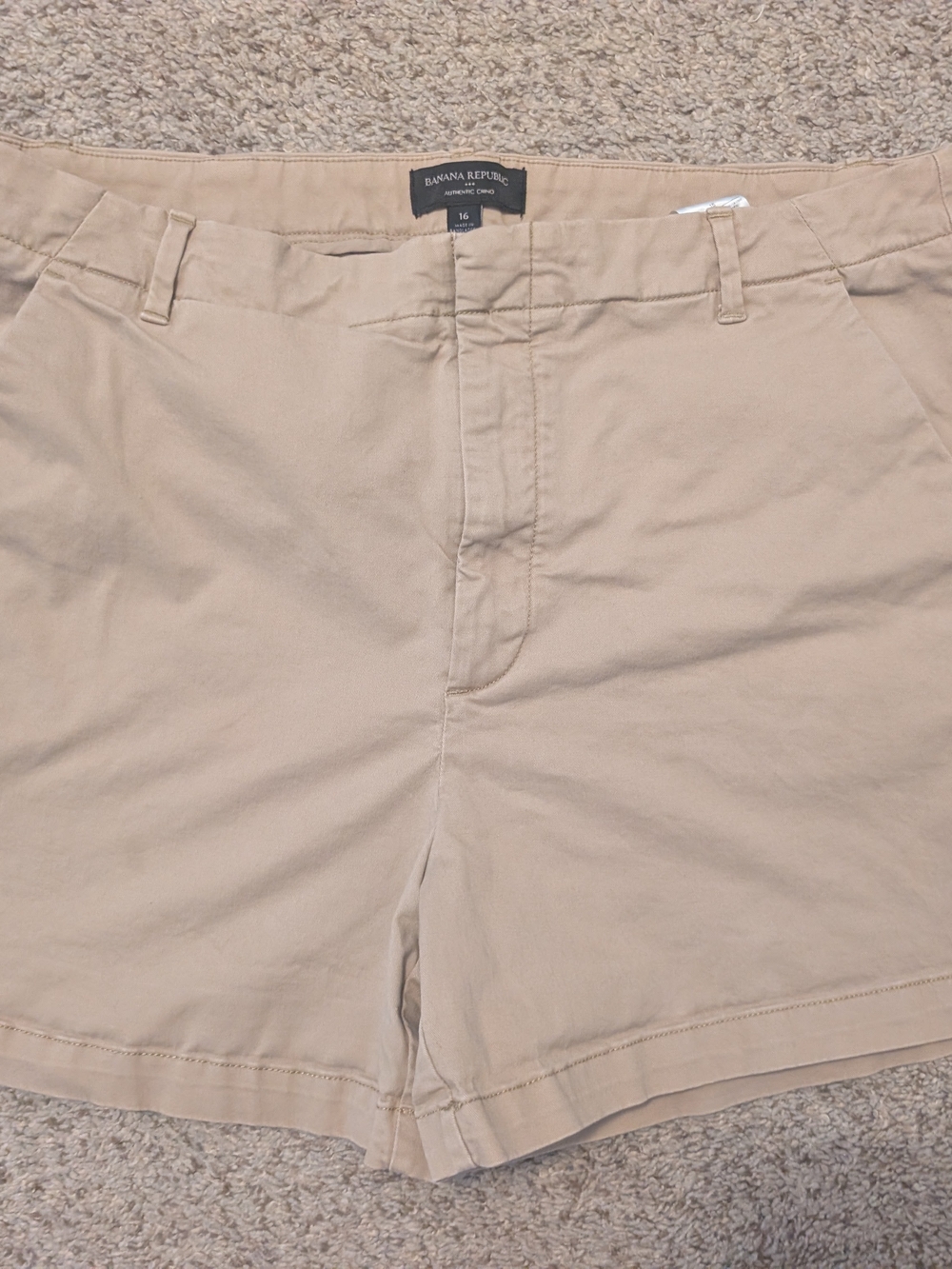 Banana Republic Men’s Tan Flat-Front Shorts